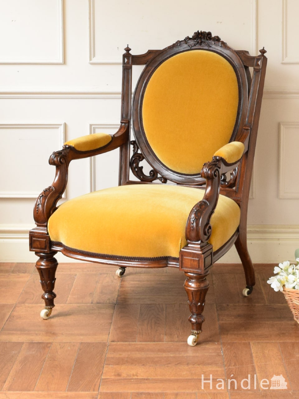 英国アンティークのパーソナルチェア、高級感が漂う美しいナーシング