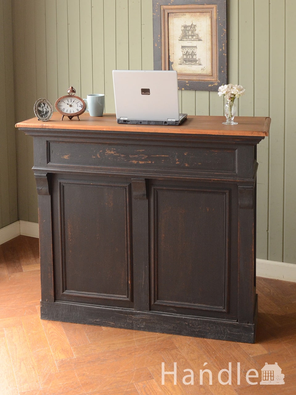 フランスのおしゃれな家具、2トーンカラーのアンティークショップ