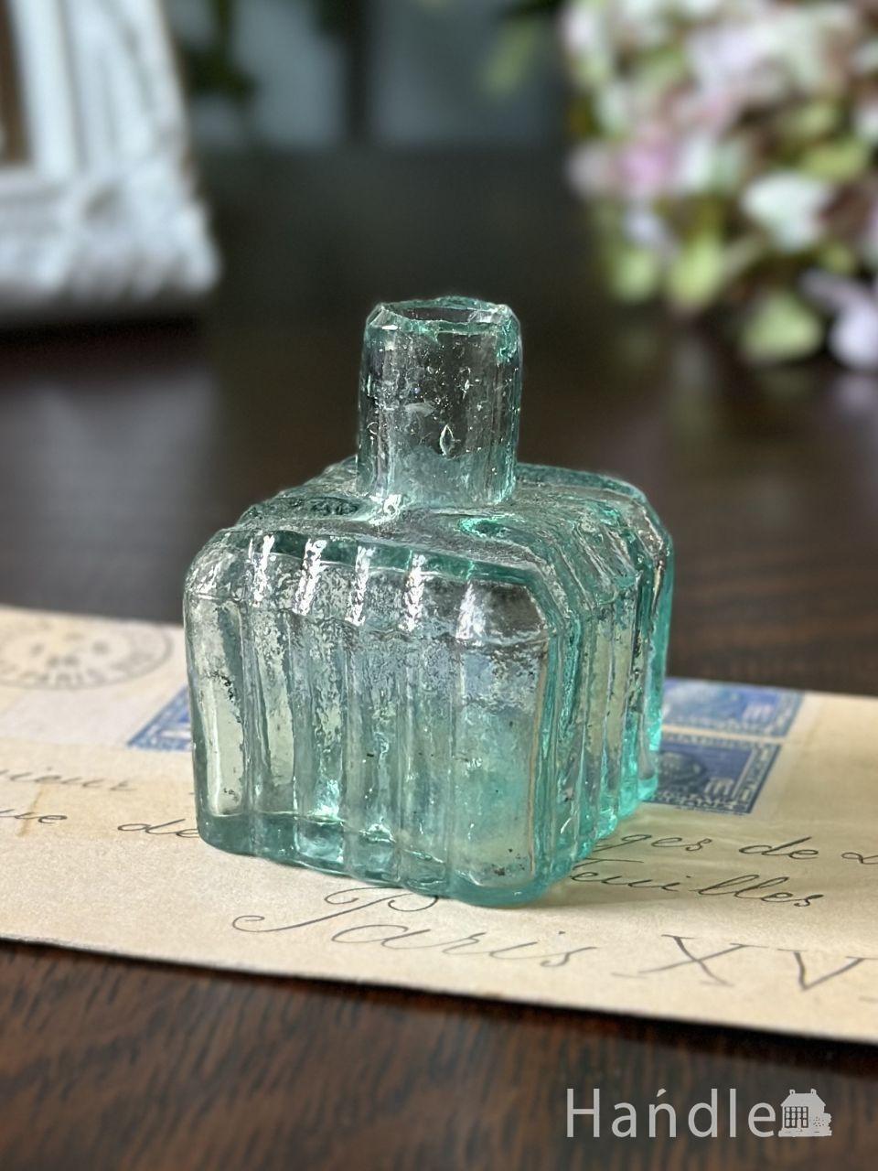 イギリスで見つけたエンボス入りのアンティークガラスボトル(k-3079-z