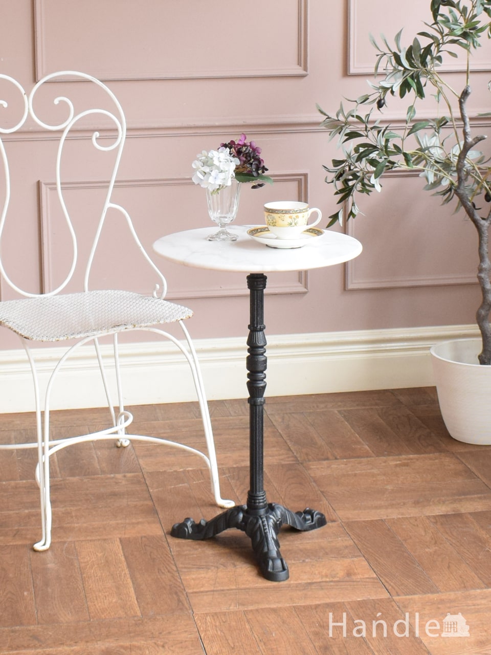 フランスから届いたペイントのアンティーク風コーヒーテーブル（Law