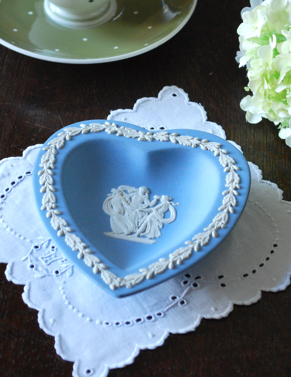 アンティークのジャスパーウェア、ウェッジウッドのハート型トレイ