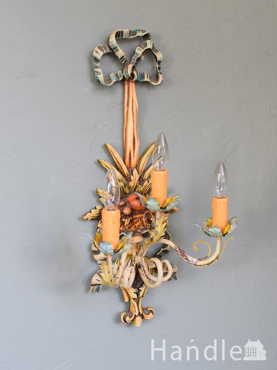 アンティーク調のおしゃれな照明器具、フルーツかご✕リボンが可愛い壁