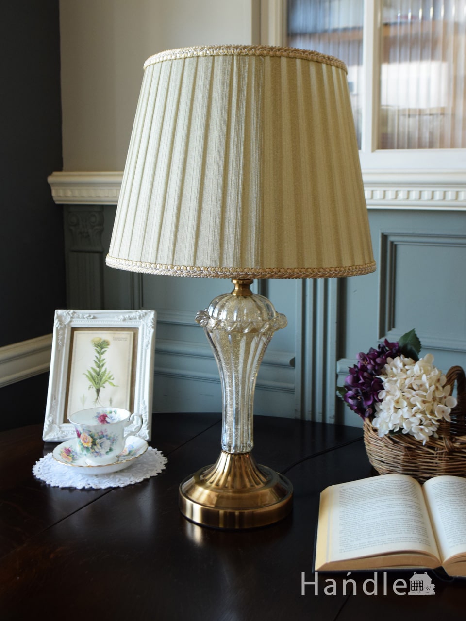 ファブリックのシェードがおしゃれなテーブルランプ、ホテル仕様の