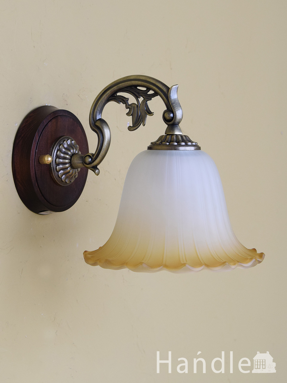 英国アンティークモチーフの壁付け照明、アンバー色のシェードが可愛い