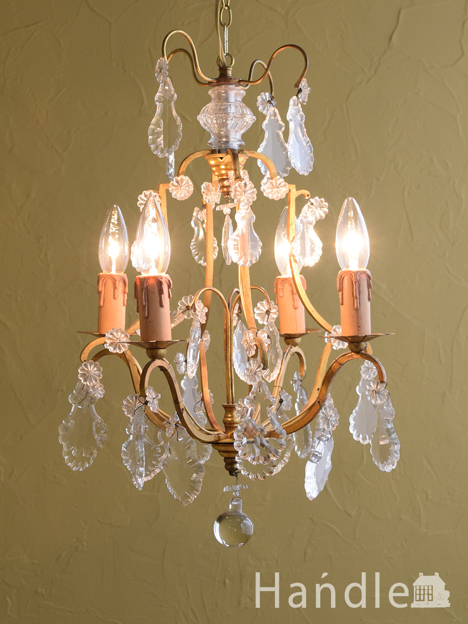 フランスのおしゃれな4灯シャンデリア、紫のバラが咲き誇る