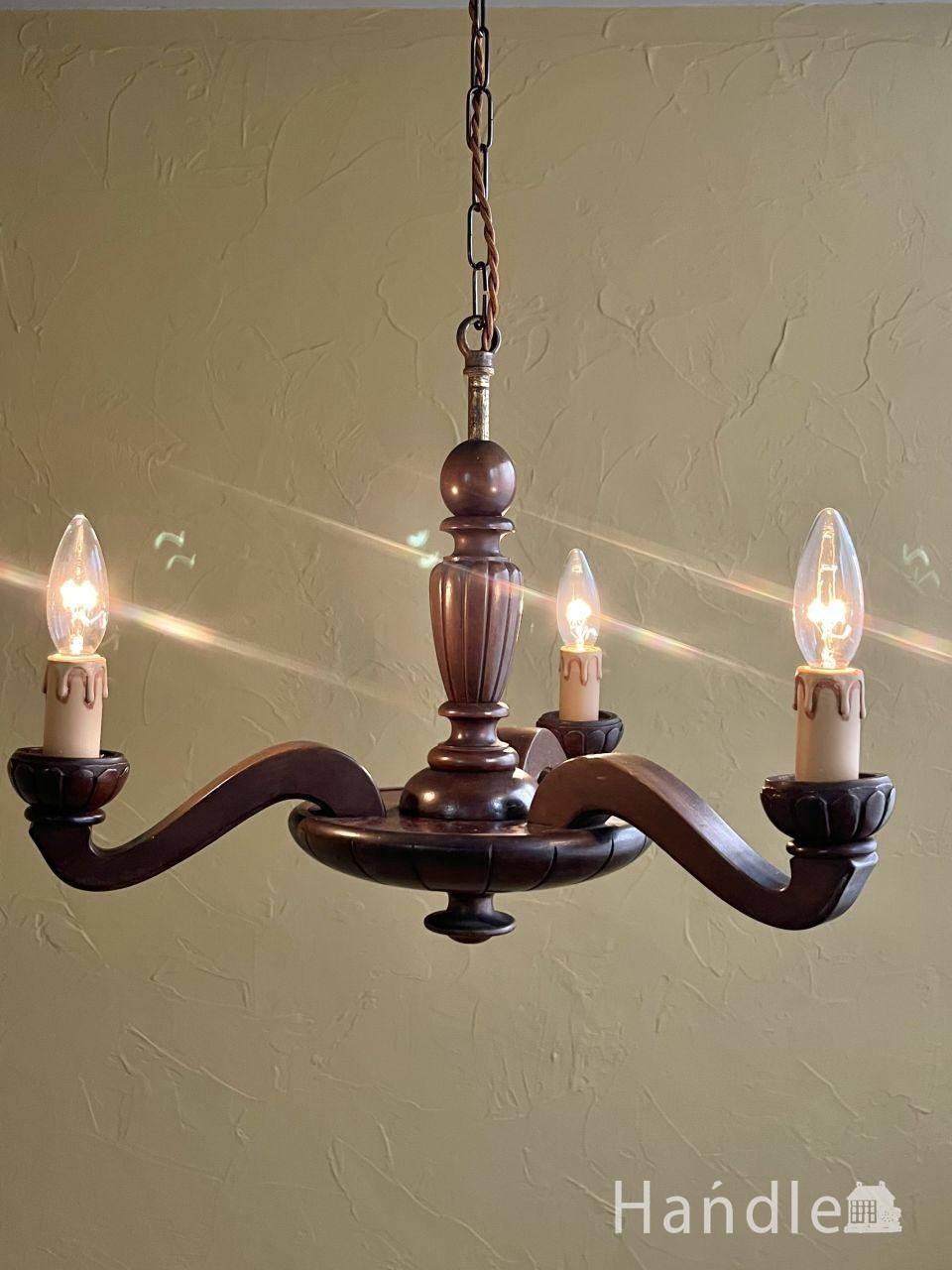 英国アンティークの3灯シャンデリア、ガラスが輝く真鍮製の照明(E17