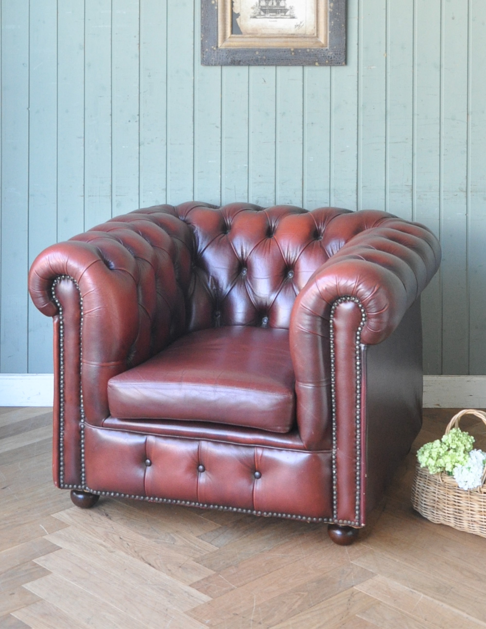 革張りのアンティークソファ、ワインレッドが素敵なウィングバック