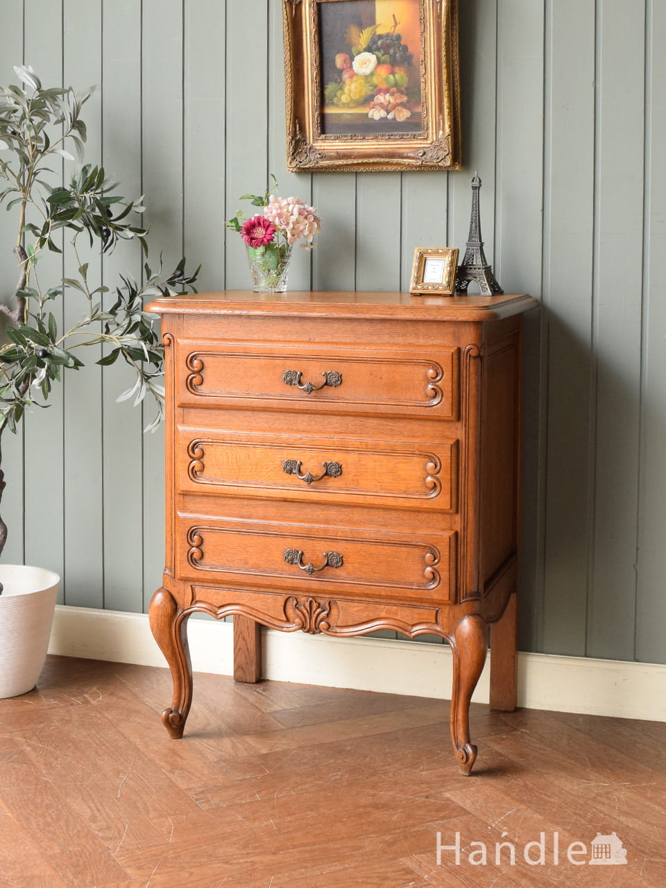 フランスらしい美しいアンティーク家具、彫刻が美しいチェスト（タンス