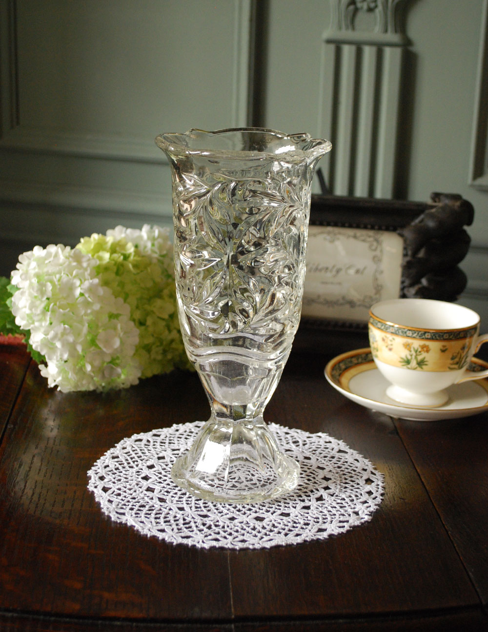 アンティークガラスの雑貨、キレイなフラワーベース（花器）プレス