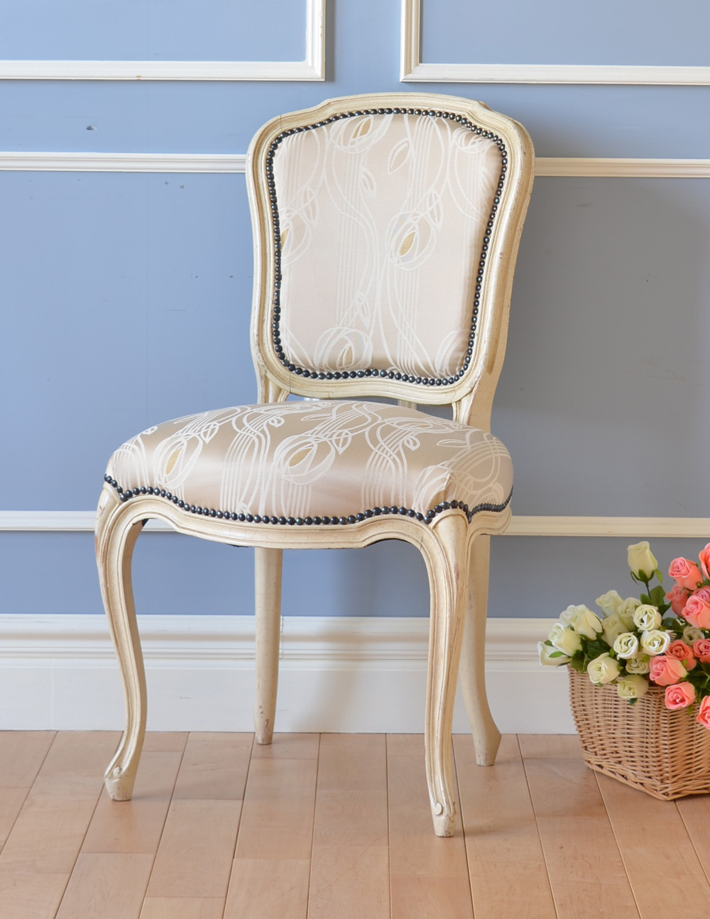 フランスで出会ったアンティークチェア、エレガントなサイドチェア(q