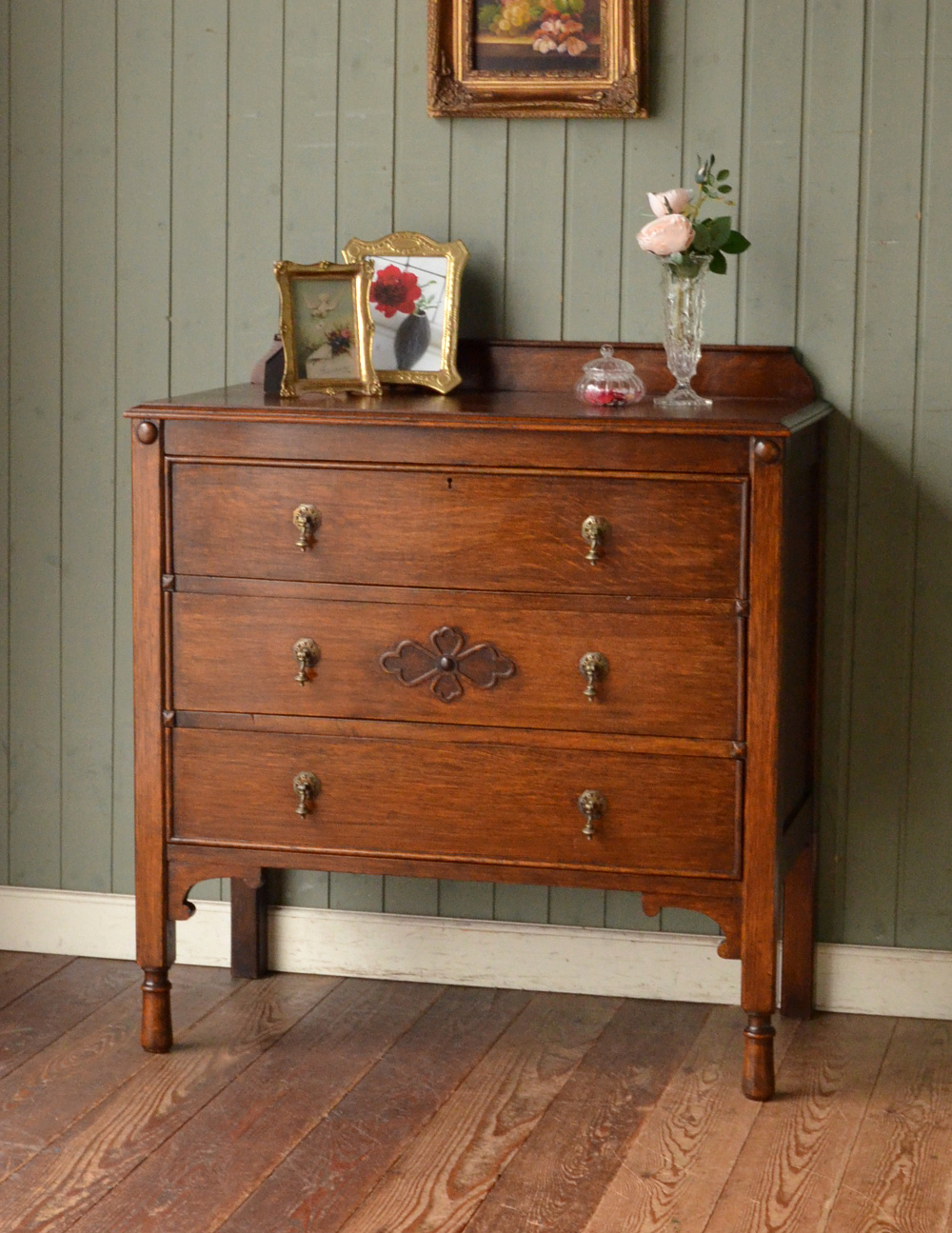 イギリスのカッコいいアンティーク家具、ほど良いサイズの3段チェスト