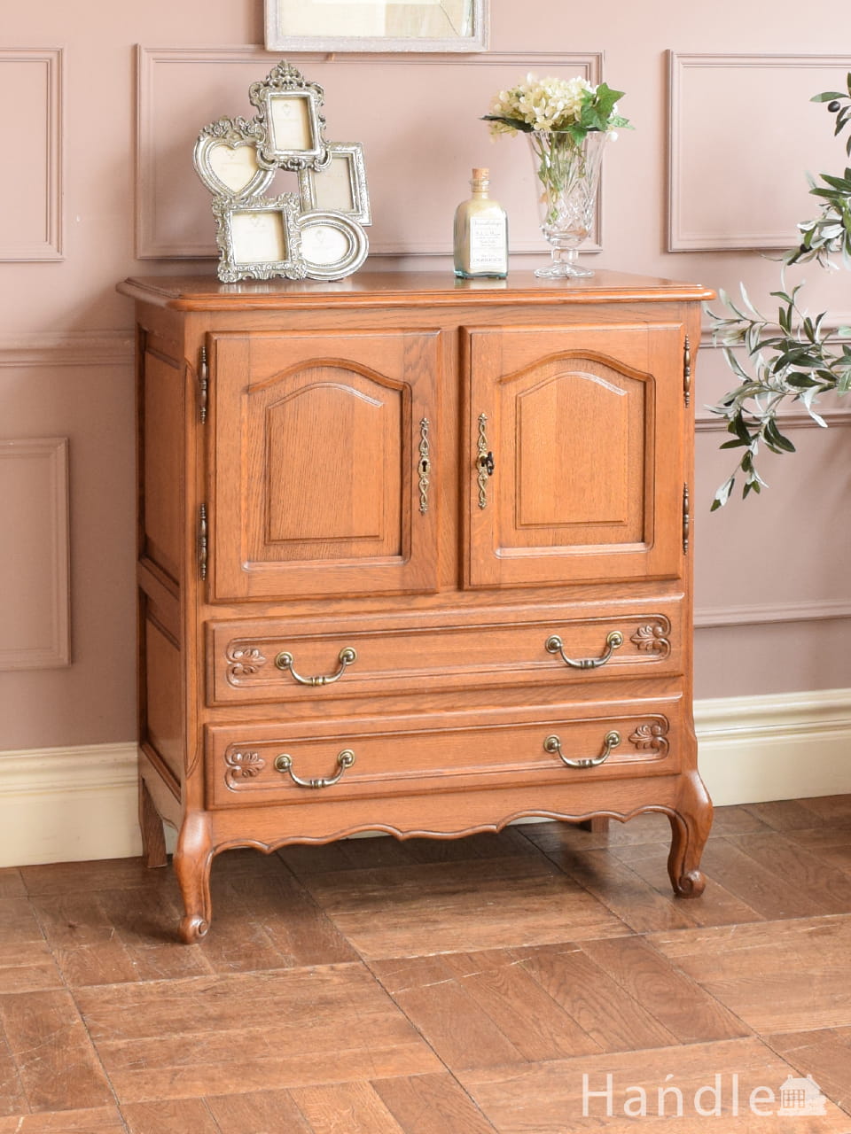 ジェンティーク（JENTIQUE）のヴィンテージ家具、引き戸式サイドボード