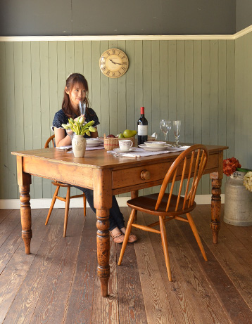 優しい雰囲気のアンティーク家具、パイン材のダイニングテーブル(q-229