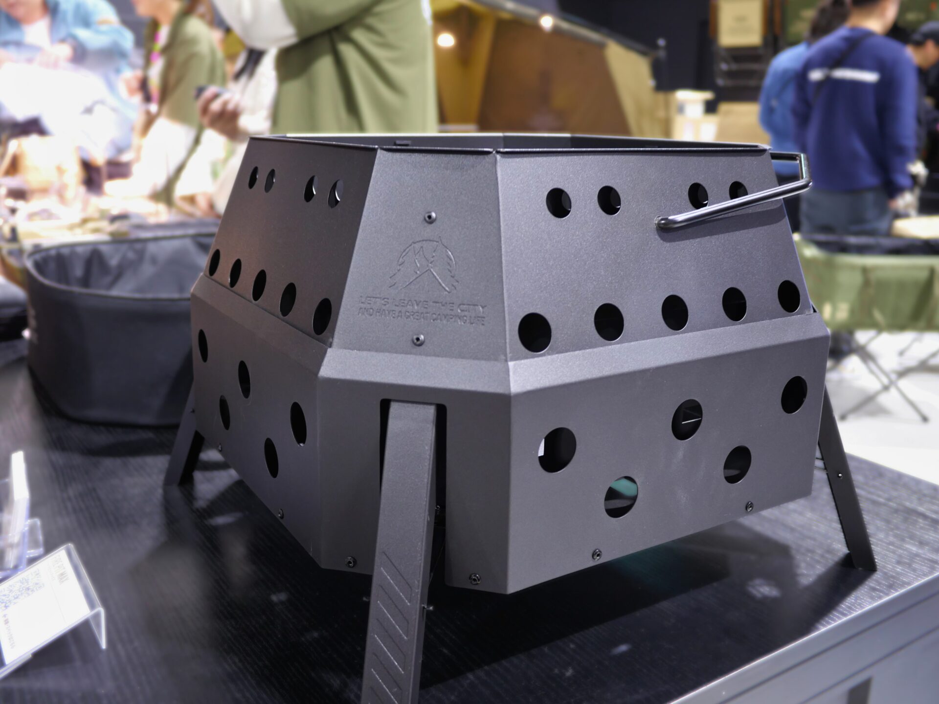 この焚き火台、革新的！】ハンドル1回”秒”で完成すると話題沸騰