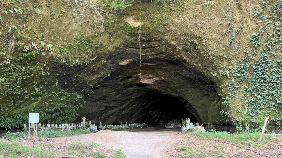 観音淵中世古塔碑群 洞窟から湧き出す超軟水が人気の史跡│Harada