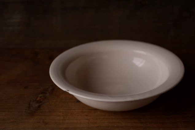 リムがちょっと欠けた岡田直人さんの器を漆も使って簡単に直す簡漆金