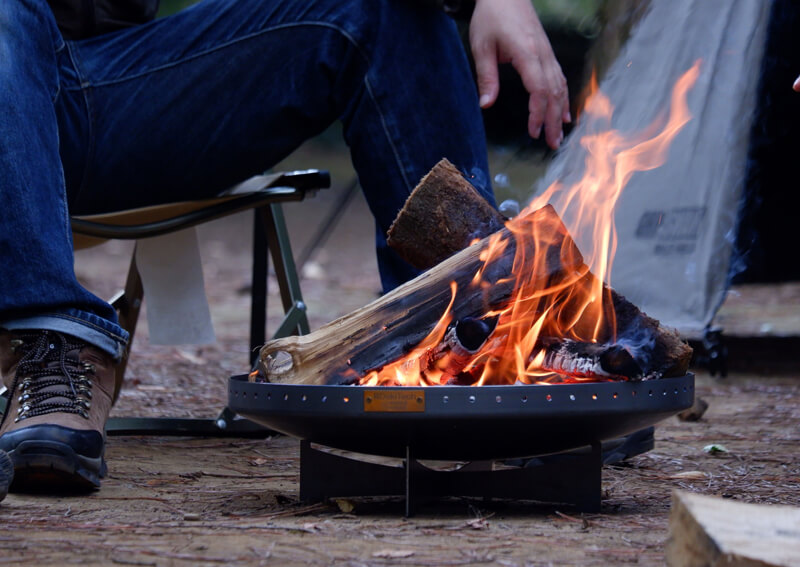 職人集団が生み出す「まるで直火」な理想の焚き火台【DekiTech 炎満