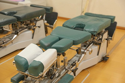 安全に骨盤のゆがみ矯正を行うトムソンテクニックでつらい慢性痛を改善