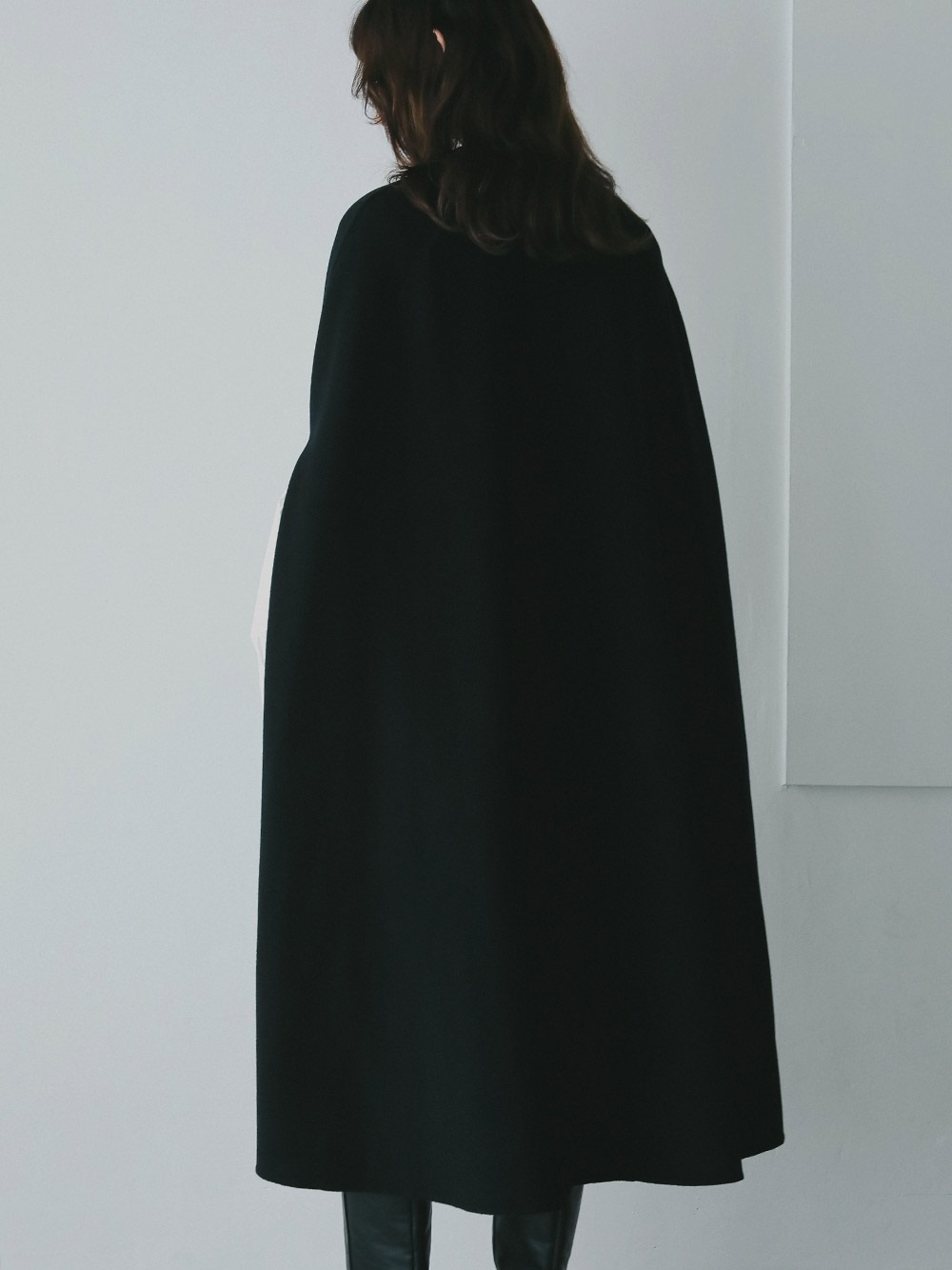 カシミヤブレンドロングケープ | Coat | HER. Online Store