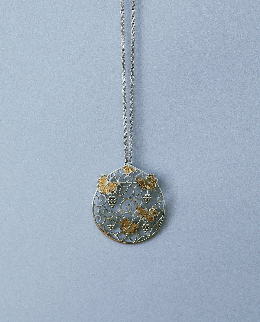 チタン透かし彫り葡萄ペンダント兼ブローチ – 日々の京都物産展