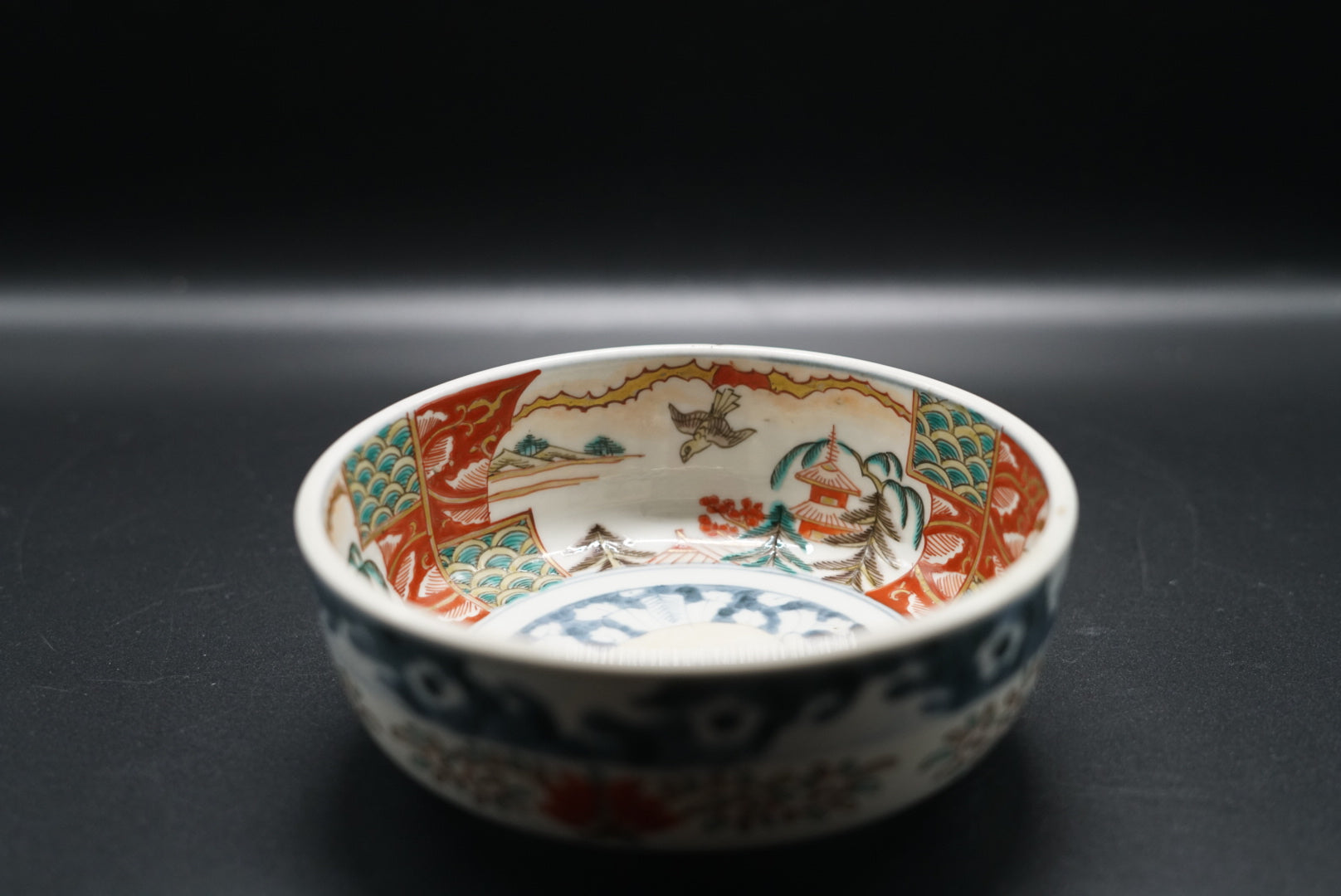 三つ足の古い伊万里焼 浅鉢 色絵 古い伊万里焼 三つ足の古い伊万里焼