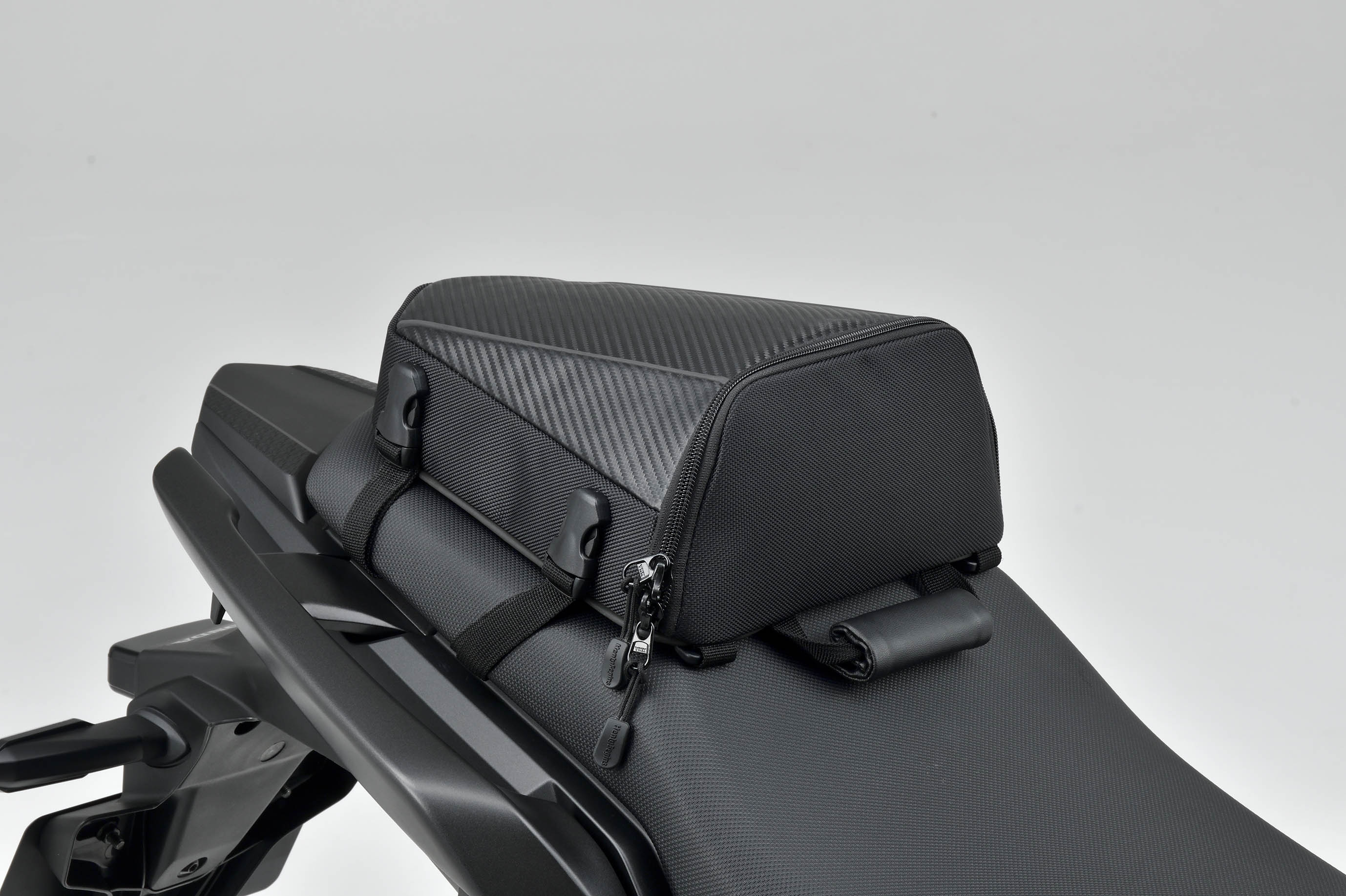 デイトナ HBシートバッグ DH-708 (400X)(カーボン調/ブラック): 純正