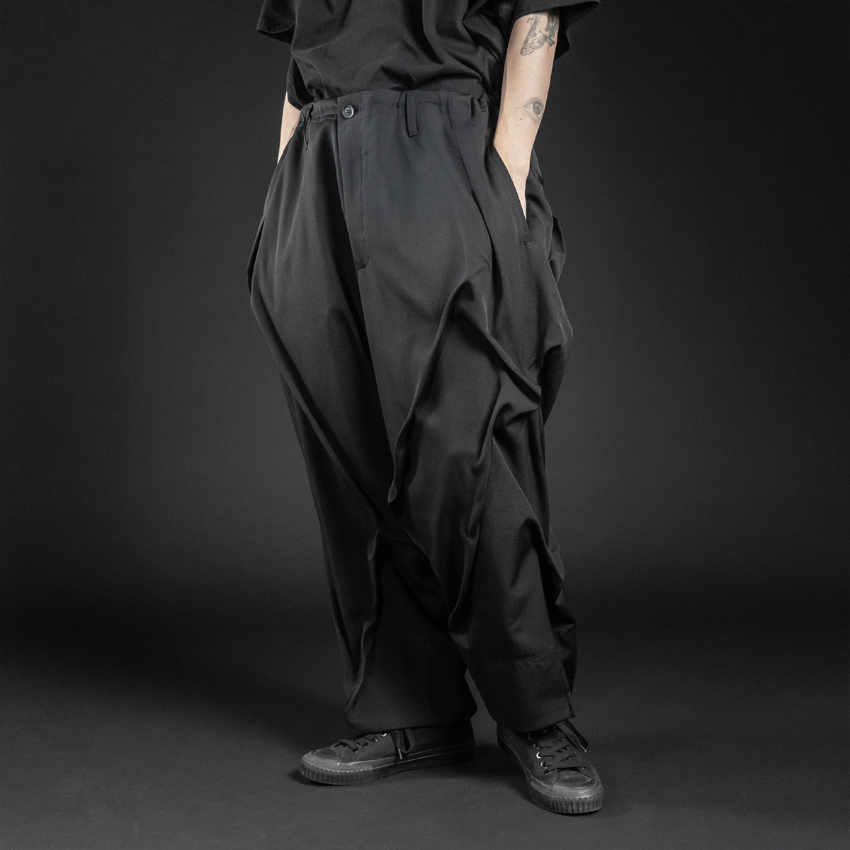 ヨウジヤマモト25AW ランダムタックパンツ | HUES 福岡セレクトショップ