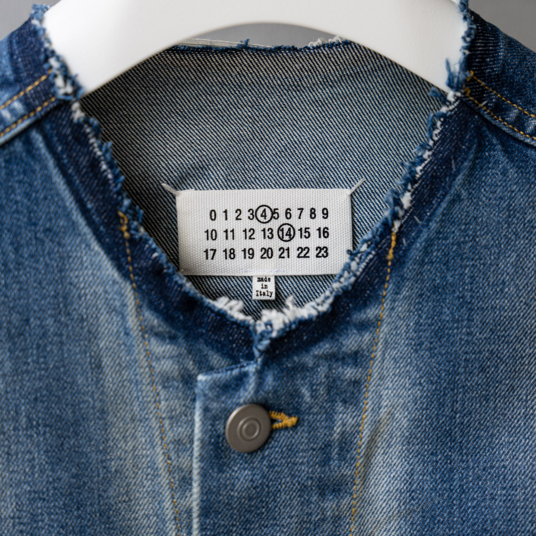 メゾンマルジェラのノーカラーデニムジャケット | HUES 福岡セレクト