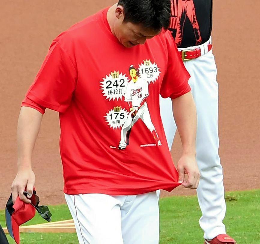 新井 最終戦で特製Tシャツ着用 現役最多1693三振デザインに「なかなか