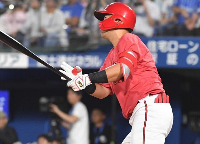 広島 末包の折れたバットがスタンドに飛び込み場内どよめき 観客