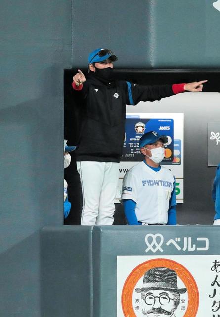 新庄監督の“定位置” 札幌ドーム版ビッグボスステージはベンチ内に/野球
