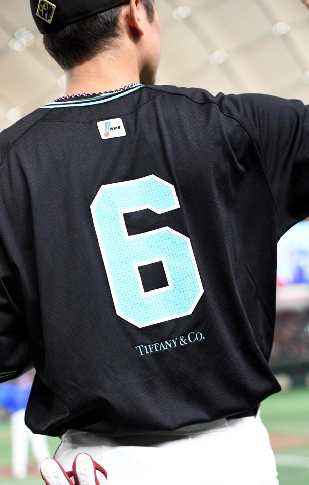 巨人 NPB史上初「ティファニーユニ」にファンも歓声 DeNA2連戦