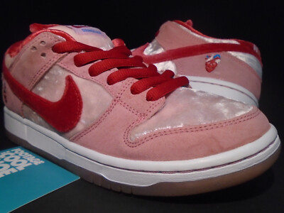 NIKE DUNK LOW PRO QS SB STRANGELOVE SKATEBOARDS VALENTINE'S DAY
