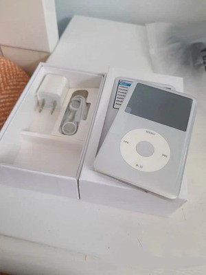 New Sealed Apple iPod Classic 7th Generation 160GB Silver MP3
