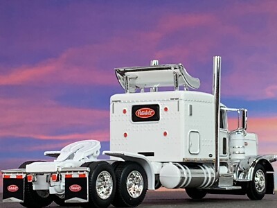 1/64 DCP WHITE PRIDE & CLASS PETERBILT 389 63