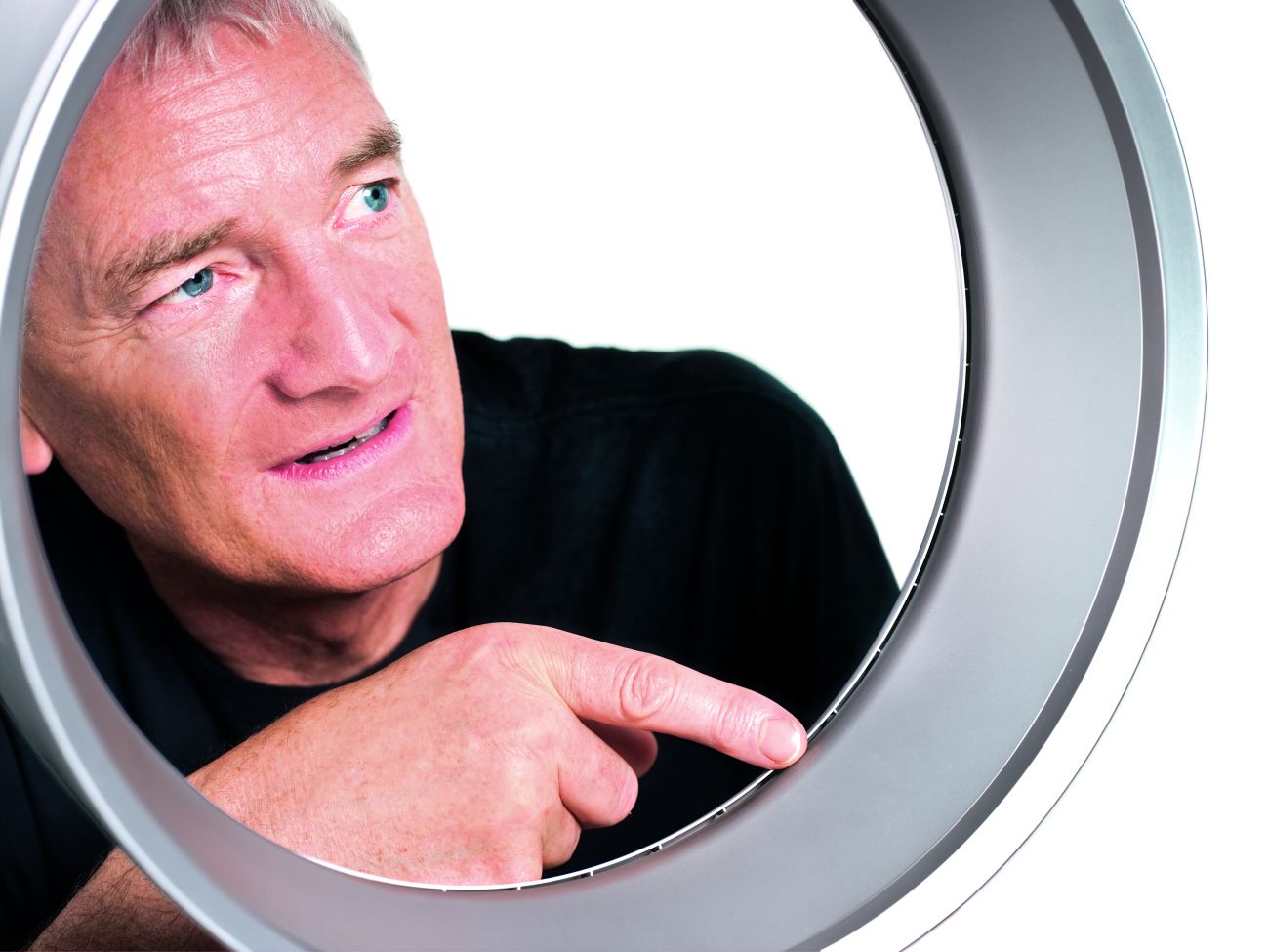 羽根のないダイソン製の新型扇風機「Dyson Air Multiplier」、一体