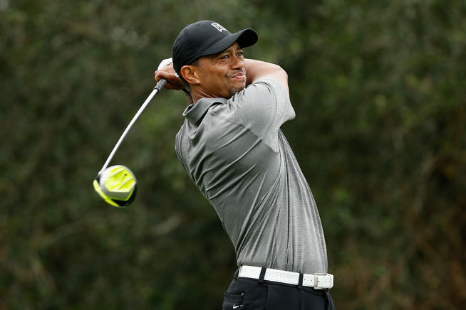 タイガー・ウッズ ナイキヴェイパーとRZNブラックボールをバッグに