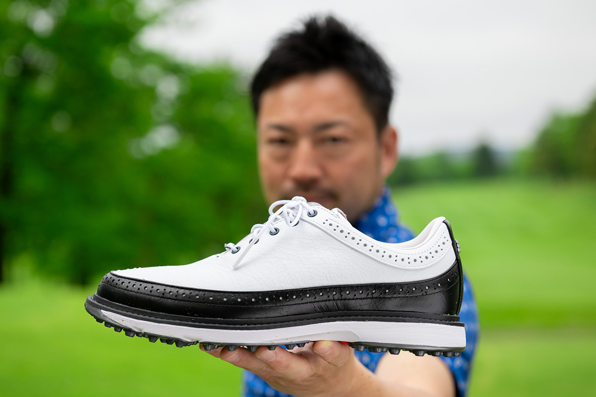 えっ！？これアディダスなの？ 確かに“3本線”かも…「MC80」を試し履き