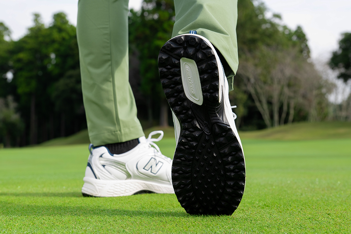 見た目のカジュアルさとは裏腹に…なんだこの足を包み込むフィット感は