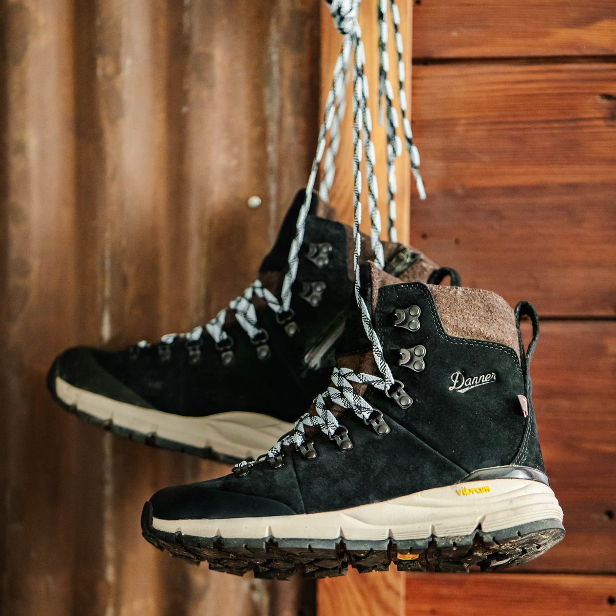 Danner - Arctic 600 Side-Zip Black/Spark Blue Insulated 200G