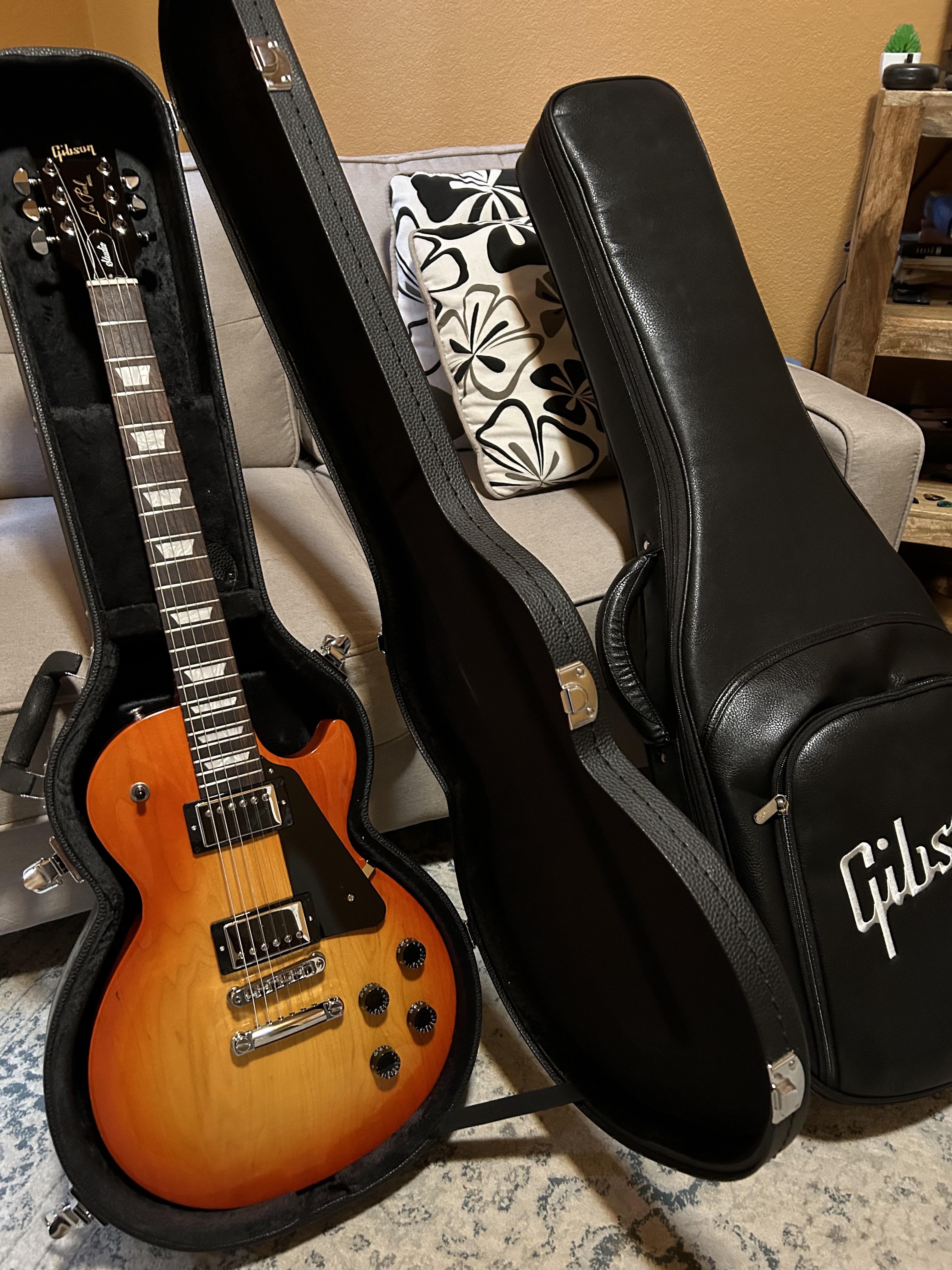 ハードケースに入れる？それともソフトケース？ : r/gibson