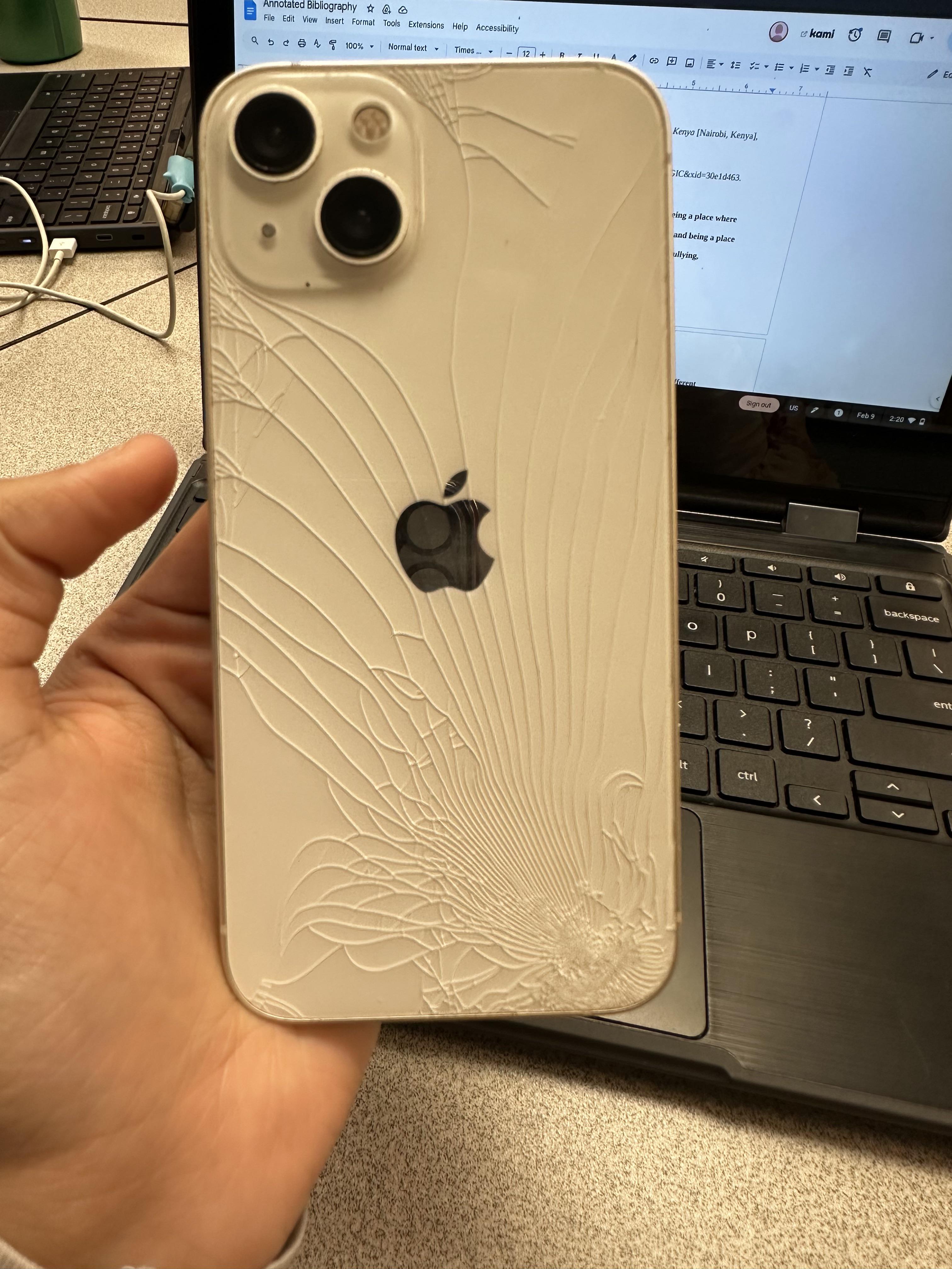 iPhone 13の背面が割れた/粉々になった : r/iphone