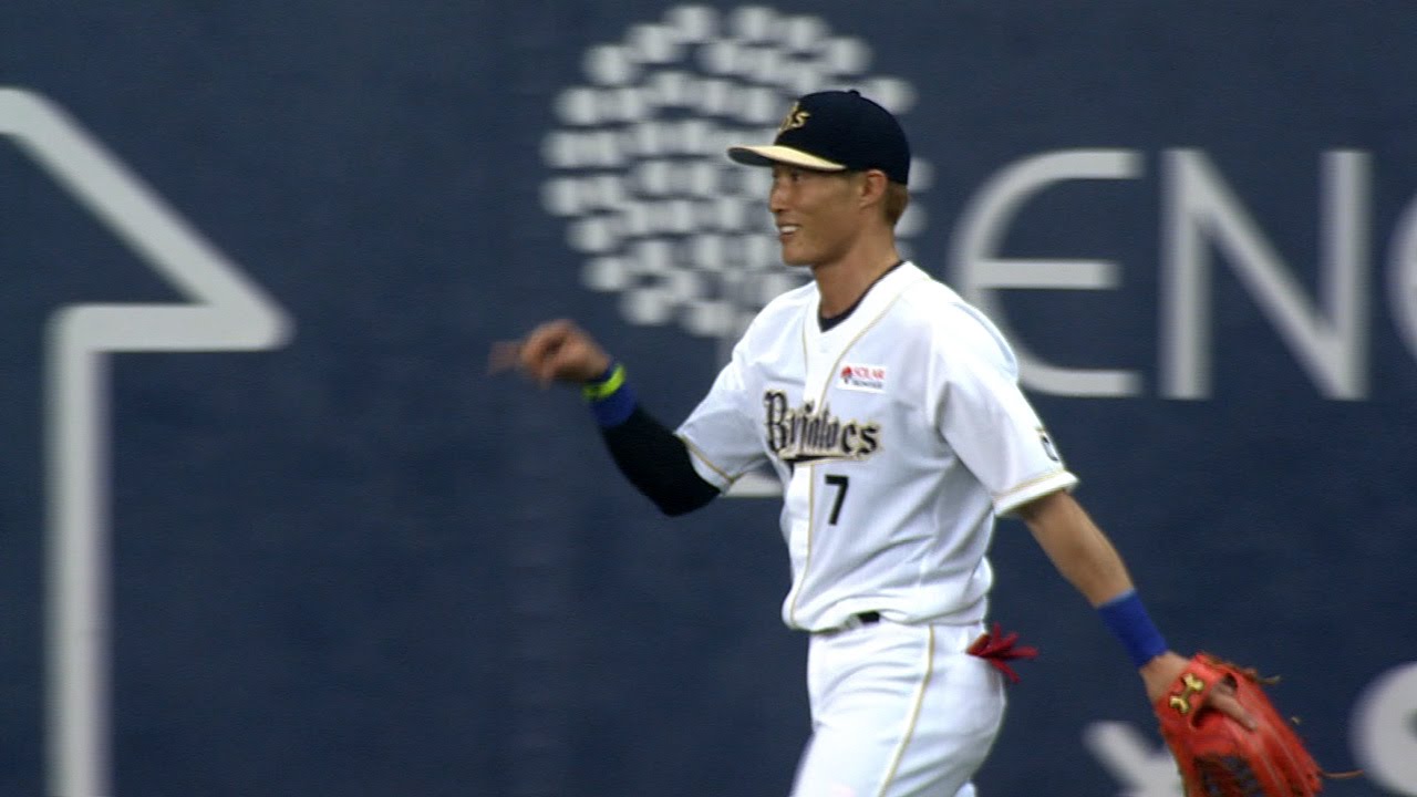 プロ野球パ】“超人”糸井の守備に死角なし 2015/04/03 Bs-F - YouTube