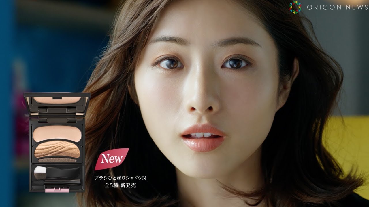 片目ウィンクしながらアイシャドウを塗る石原さとみが妙に色っぽい