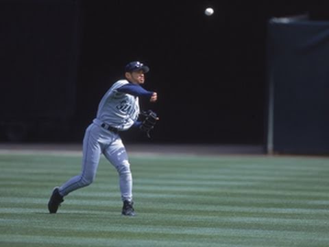 4/11/01: メジャー初披露 イチローレーザービーム送球 - YouTube