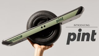 一輪の電動スケボー「Onewheel Pint」を乗りこなすには慣れが必要だが