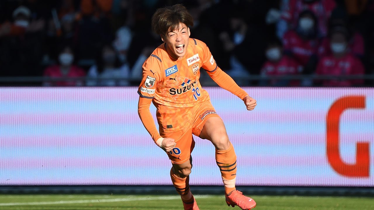 クリアボールを拾った西澤 健太がカットインから左足を一閃！シュート