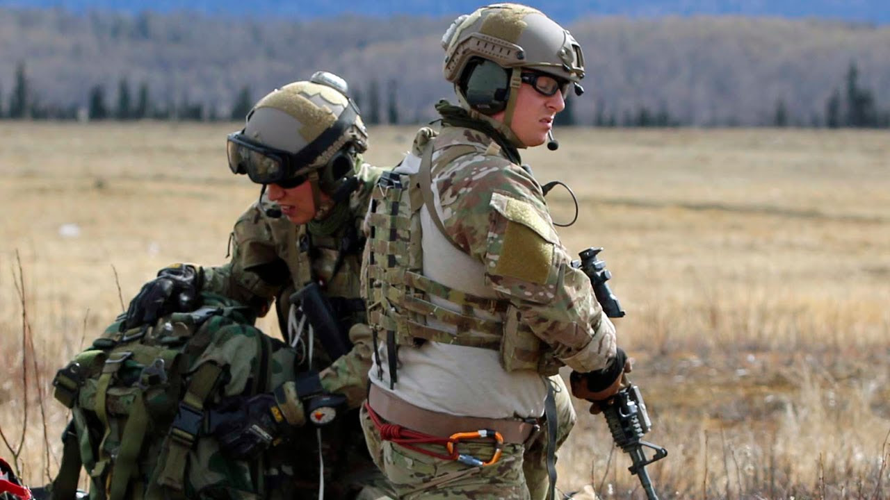 特殊部隊パラレスキュー・ジャンパー(PJ)の負傷兵救助訓練 - YouTube