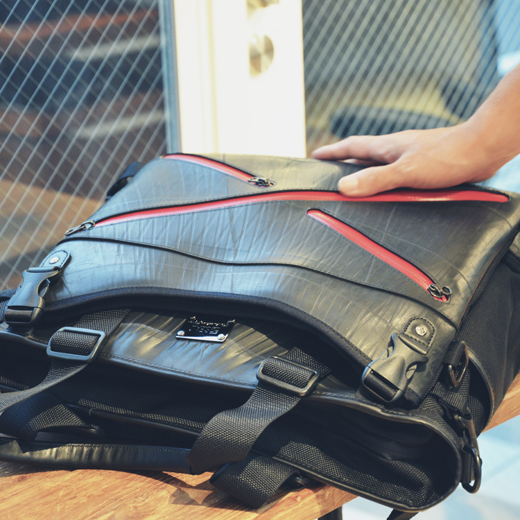 リサイクルしたタイヤのインナーチューブから作られた田中要次さん