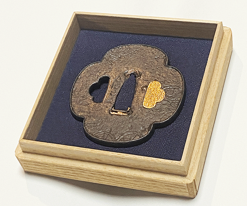 珍品 鉄鍔 鐔 (駿河家信 猪目小透かし) 江戸時代 箱付き 珍品